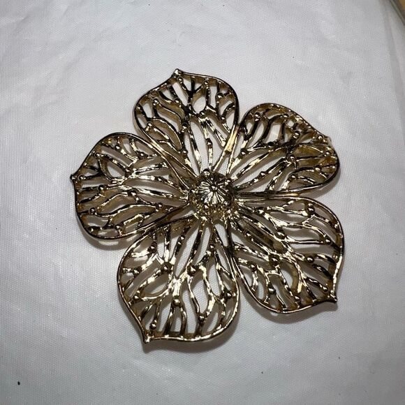 Gerry Vintage Signed Large Ornate Flower Brooch Gold Tone - Picture 1 of 10